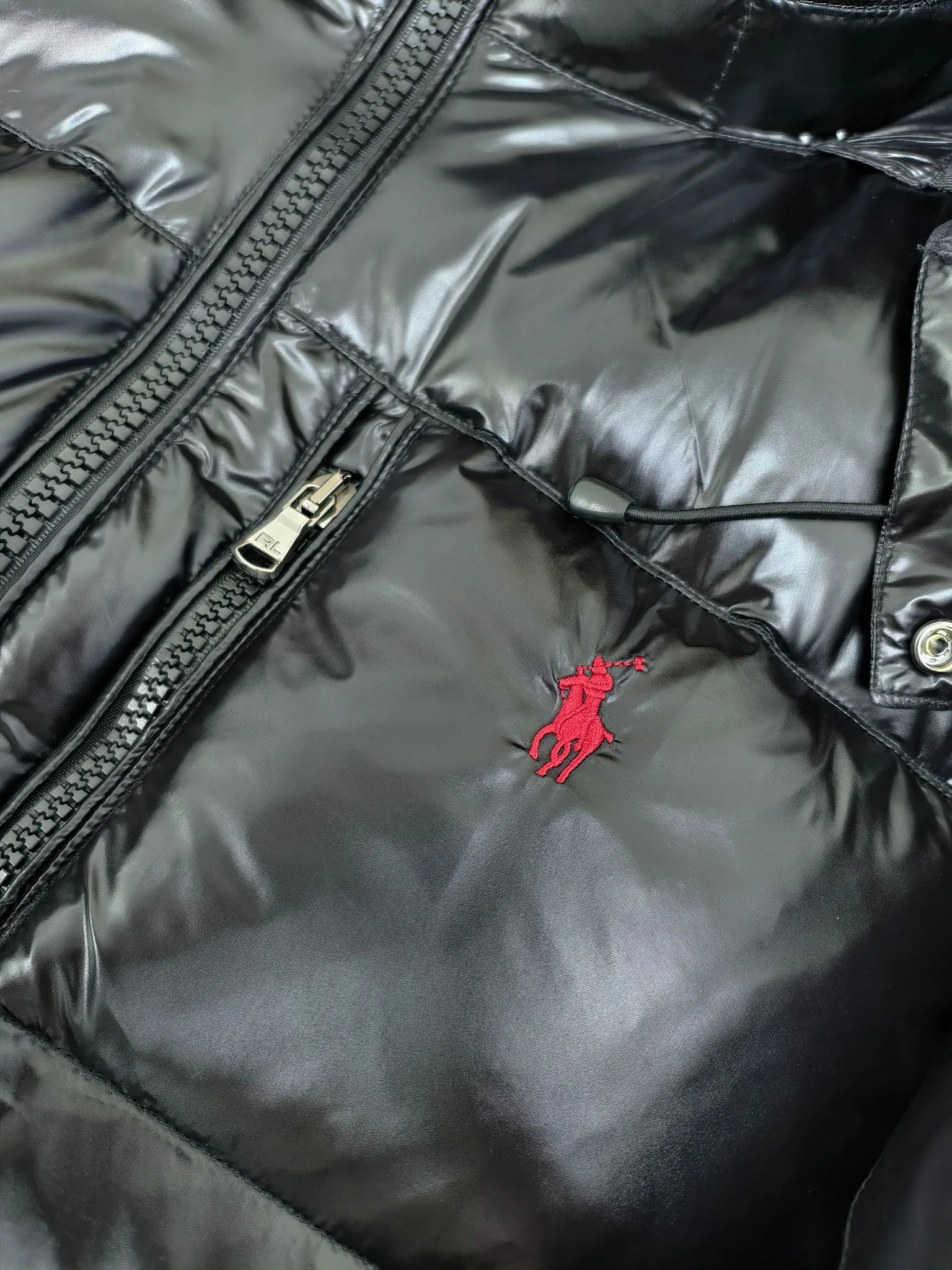 P820 ​​Polo Ralph Lauren 2025 pony embroidered glossy half-turtle collar down jacket, neatly cut to create a smart posture, return to the hustle and bustle of the city. Filled with white duck down, it is warm and comfortable without being bulky, without losing personality and looking low-key! It has a certain sense of hierarchy! Original custom fabric. With a certain sense of color Color: bright black Size: XS-2XL